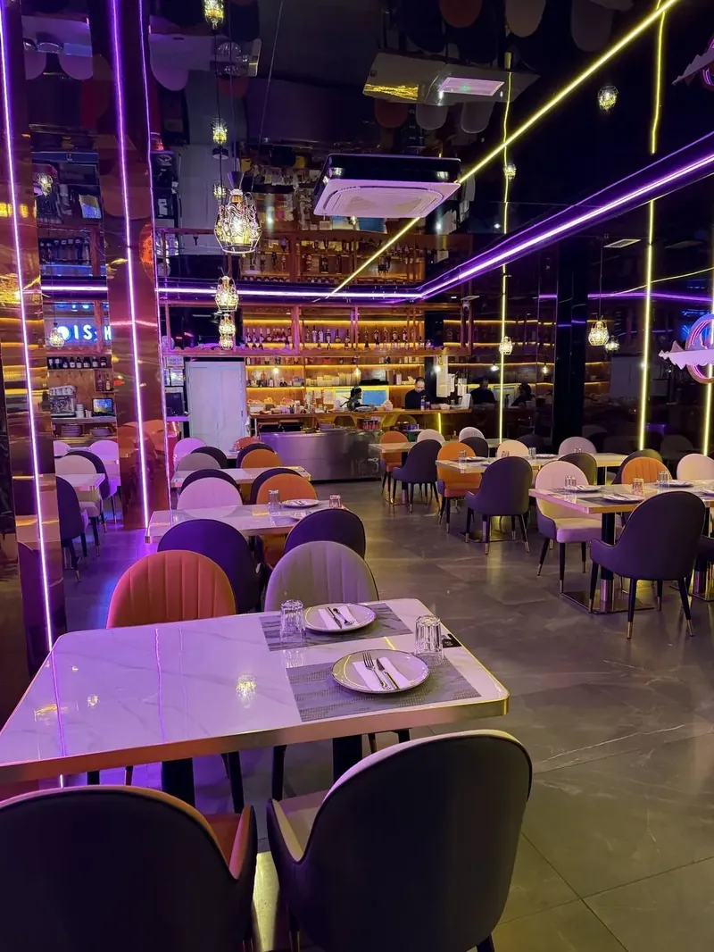Vista general del comedor del Restaurante OISHI con sillas de diseño