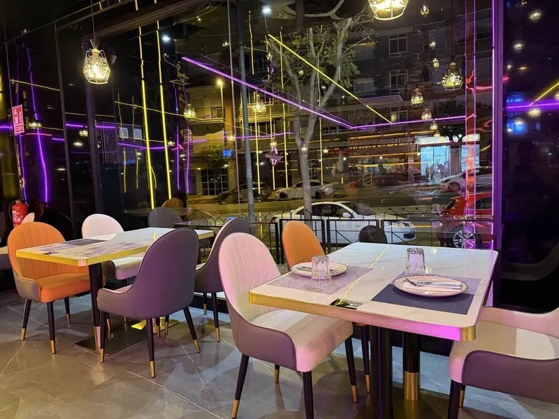 Zona de barra y cocina de sushi del Restaurante OISHI en Crevillent