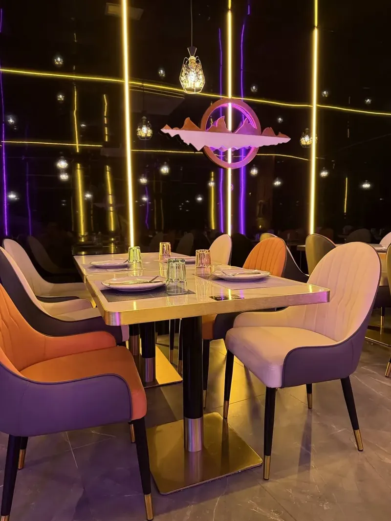 Mesa privada con iluminación ambiental y decoración moderna del Restaurante OISHI